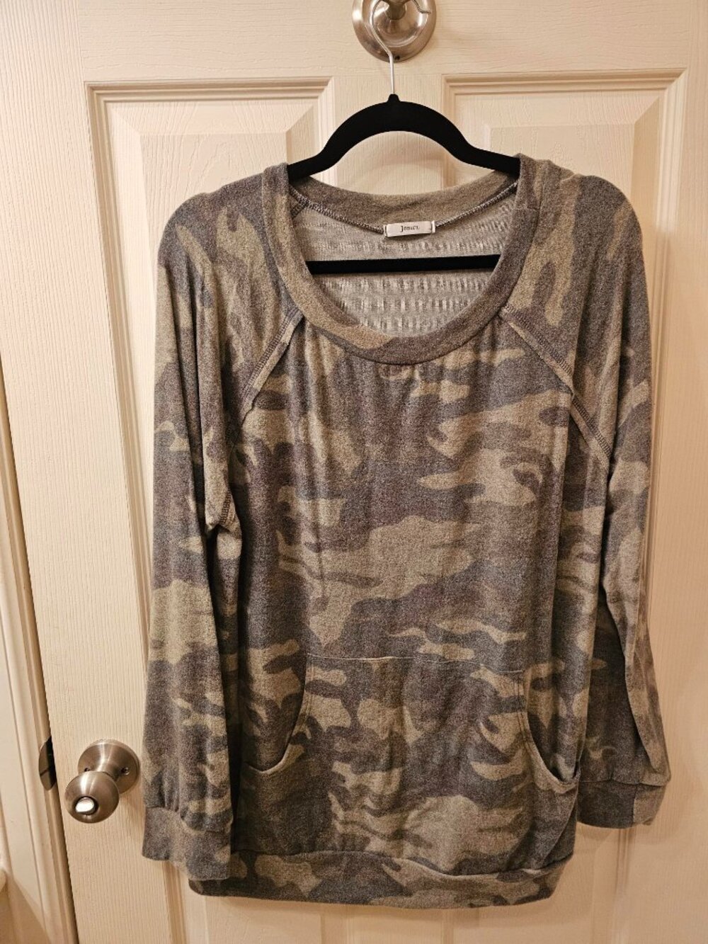 NWOT Jodifl Medium Camo Sweat Shirt w / Pockets